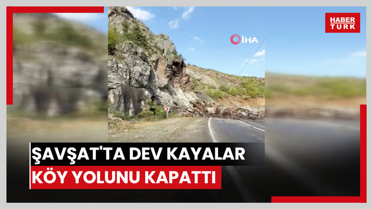 Şavşat'ta dev kayalar köy yolunu kapattı
