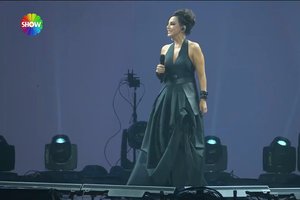 Ebru Gündeş 27 yıl sonra o şarkıyı seslendirdi!