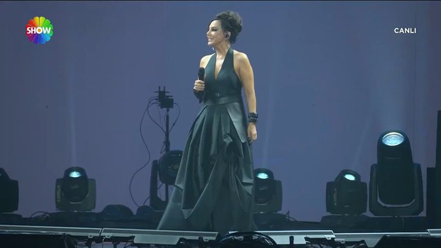 Ebru Gündeş 27 yıl sonra o şarkıyı seslendirdi!