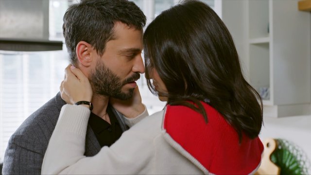 Defne ve Kadir’den tutkulu öpücük!
