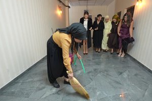 Apartmanı yıkarken rakiplerini karşılıyor!