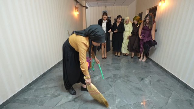 Apartmanı yıkarken rakiplerini karşılıyor!