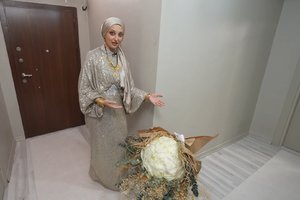Misafirlerini kucağındaki kelemle karşıladı!