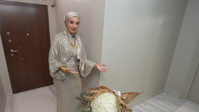 Misafirlerini kucağındaki kelemle karşıladı!