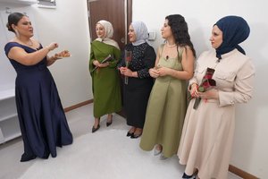 Rakiplerine elleriyle tatlı yediriyor!