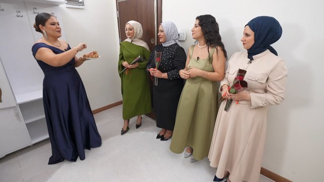 Rakiplerine elleriyle tatlı yediriyor!