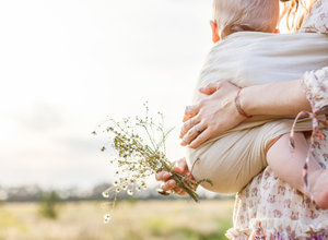 Babywearing nedir? Bebeğe ve anneye faydaları nelerdir?